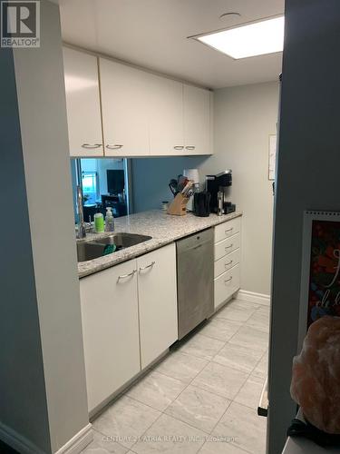 3402 - 38 Elm Street, Toronto, ON - Indoor Photo Showing Kitchen