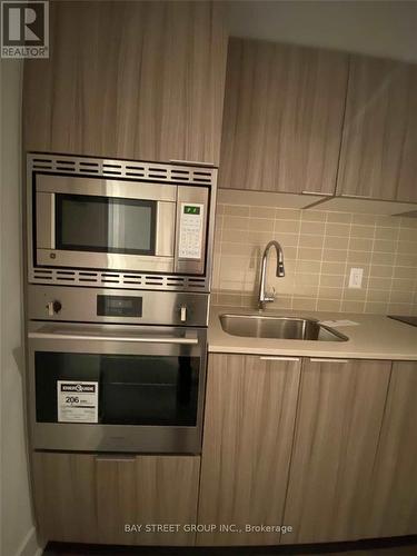 1916 - 955 Bay Street, Toronto, ON - Indoor Photo Showing Kitchen