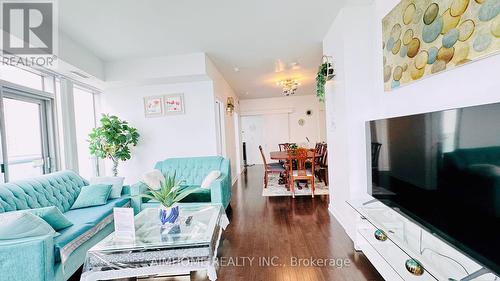 4904 - 12 York Street, Toronto, ON - Indoor Photo Showing Living Room