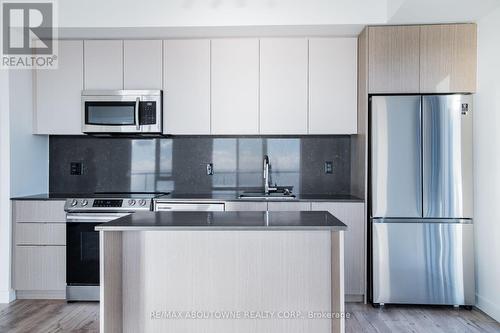 A0702 - 125 Bronte Road, Oakville, ON - Indoor Photo Showing Kitchen With Stainless Steel Kitchen With Upgraded Kitchen