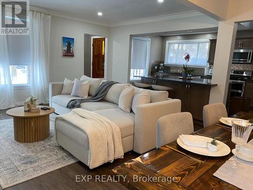 193 Benson Avenue, Peterborough, ON - Indoor Photo Showing Living Room