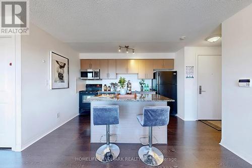 506 - 30 Herons Hill Way, Toronto, ON - Indoor Photo Showing Kitchen