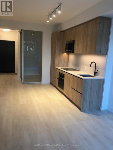 1208 - 117 Broadway Avenue, Toronto, ON - Indoor Photo Showing Kitchen