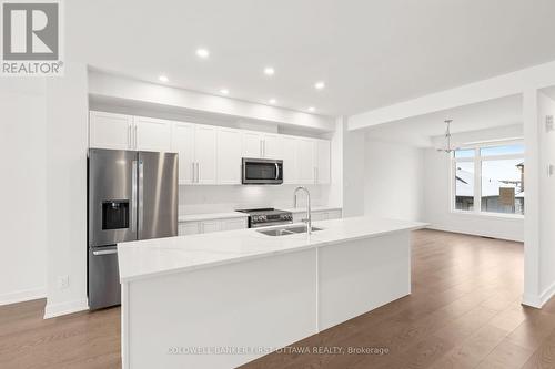 599 Knotridge Street, Ottawa, ON - Indoor Photo Showing Kitchen With Double Sink With Upgraded Kitchen