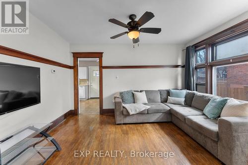 4746 Fourth Avenue, Niagara Falls (211 - Cherrywood), ON - Indoor Photo Showing Living Room