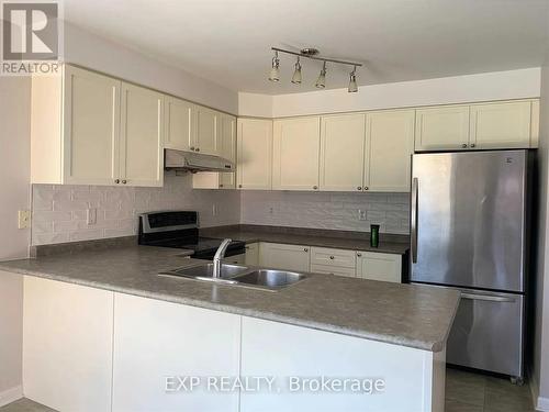 31 Fitzwilliam Avenue, Richmond Hill, ON - Indoor Photo Showing Kitchen With Double Sink