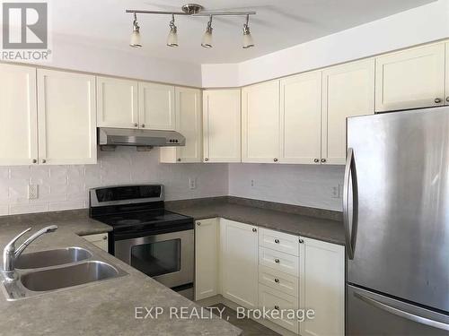 31 Fitzwilliam Avenue, Richmond Hill, ON - Indoor Photo Showing Kitchen With Double Sink