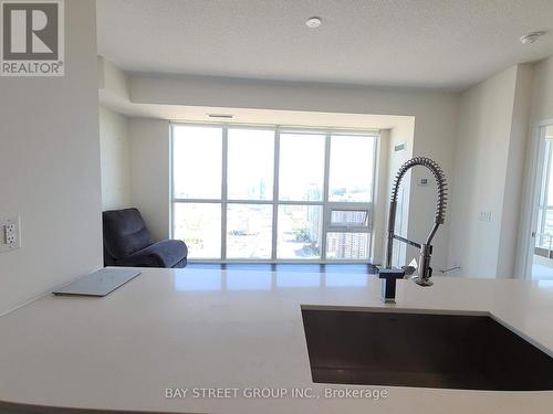 3605 - 4011 Brickstone Mews, Mississauga, ON - Indoor Photo Showing Kitchen