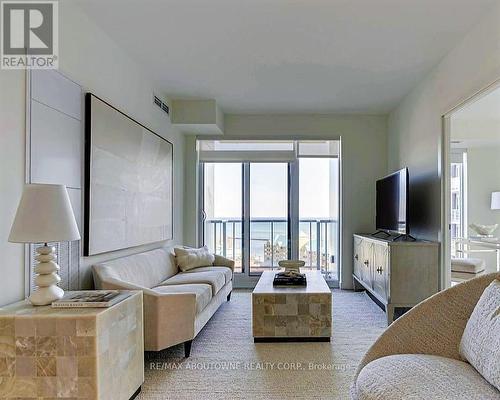 918 - 133 Bronte Road, Oakville, ON - Indoor Photo Showing Living Room