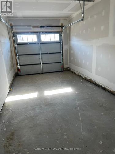 19 Vanilla Trail, Thorold, ON - Indoor Photo Showing Garage