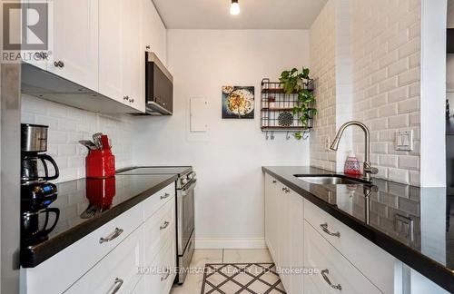 406 - 141 Catharine Street S, Hamilton, ON - Indoor Photo Showing Kitchen