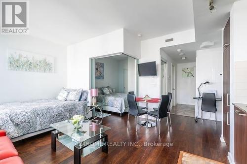 2611 - 12 York Street, Toronto, ON - Indoor Photo Showing Living Room