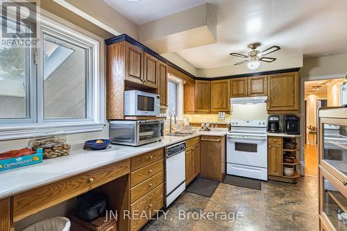 127 Verobeach Boulevard, Toronto, ON - Indoor Photo Showing Kitchen