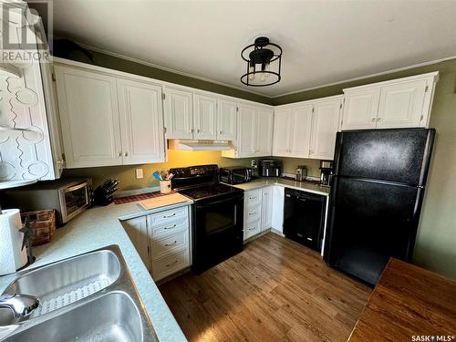 118 Cedar Avenue N, Eastend, SK - Indoor Photo Showing Kitchen