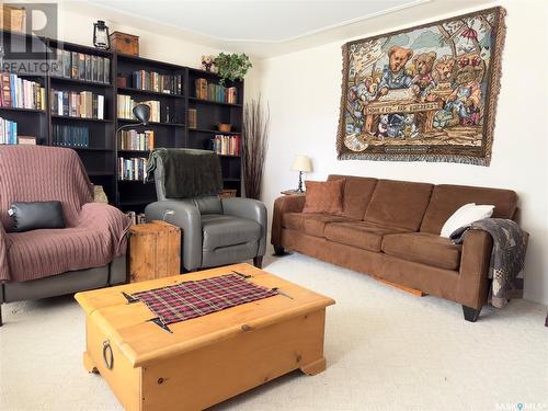 118 Cedar Avenue N, Eastend, SK - Indoor Photo Showing Living Room