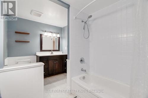 32 Winding Woods Crescent, London, ON - Indoor Photo Showing Bathroom