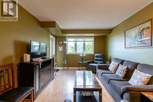 211 - 16 Westbury Road, Wasaga Beach, ON - Indoor Photo Showing Living Room