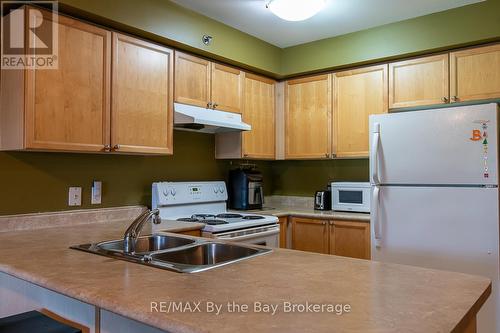 211 - 16 Westbury Road, Wasaga Beach, ON - Indoor Photo Showing Kitchen With Double Sink