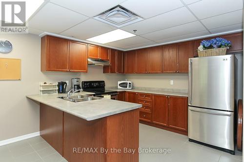 211 - 16 Westbury Road, Wasaga Beach, ON - Indoor Photo Showing Kitchen With Double Sink