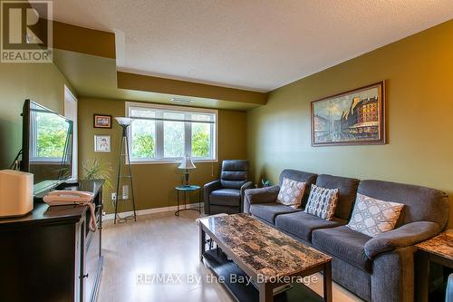 211 - 16 Westbury Road, Wasaga Beach, ON - Indoor Photo Showing Living Room