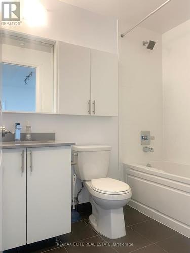 901 - 7890 Bathurst Street, Vaughan, ON - Indoor Photo Showing Bathroom