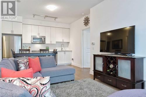 901 - 7890 Bathurst Street, Vaughan, ON - Indoor Photo Showing Living Room