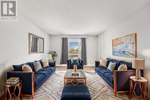 5 Harwood Drive, Barrie, ON - Indoor Photo Showing Living Room