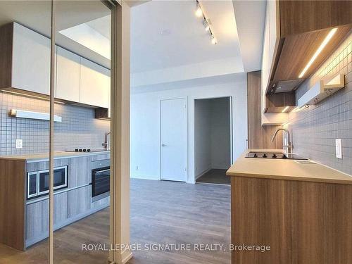 5512-898 Portage Pkwy, Vaughan, ON - Indoor Photo Showing Kitchen