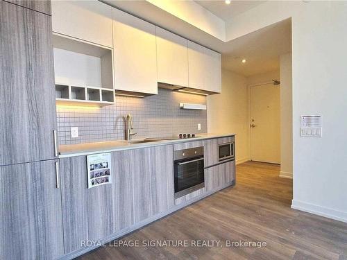 5512-898 Portage Pkwy, Vaughan, ON - Indoor Photo Showing Kitchen