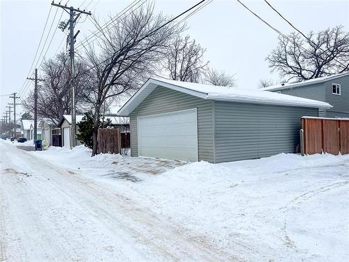 1118 Somerville Ave, Winnipeg, MB 