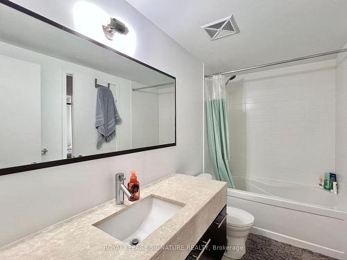 2705-126 Simcoe St, Toronto, ON - Indoor Photo Showing Bathroom