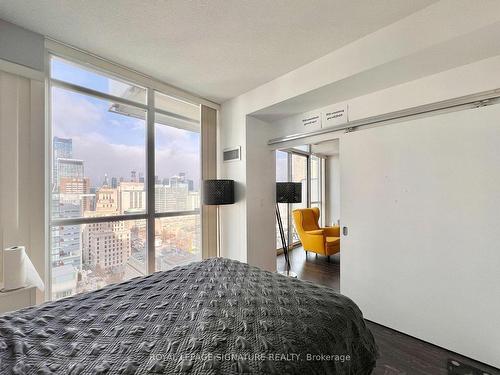 2705-126 Simcoe St, Toronto, ON - Indoor Photo Showing Bedroom