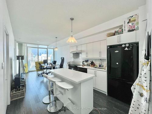 2705-126 Simcoe St, Toronto, ON - Indoor Photo Showing Kitchen