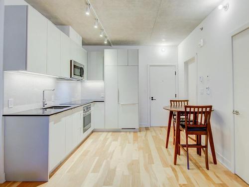 Cuisine - 532-2180 Rue Ste-Catherine E., Montréal (Ville-Marie), QC - Indoor Photo Showing Kitchen With Upgraded Kitchen