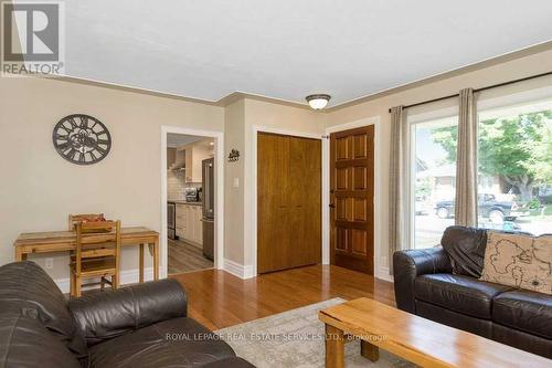 386 Broadway Avenue, Milton, ON - Indoor Photo Showing Living Room