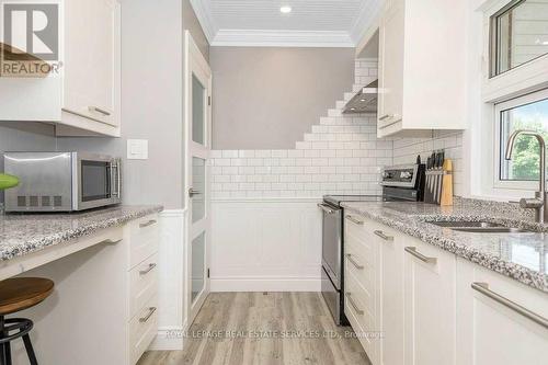 386 Broadway Avenue, Milton, ON - Indoor Photo Showing Kitchen With Double Sink With Upgraded Kitchen