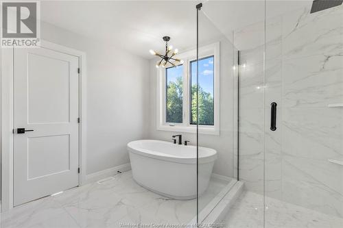 257 Charles, Essex, ON - Indoor Photo Showing Bathroom