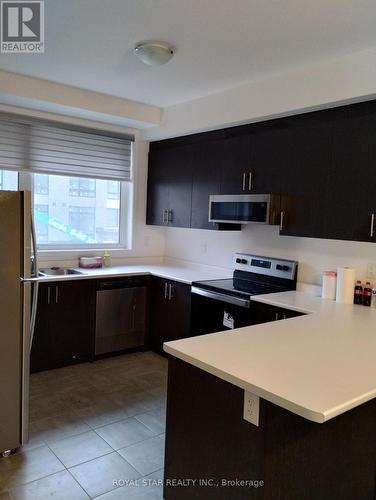 784 Heathrow Path, Oshawa, ON - Indoor Photo Showing Kitchen With Double Sink