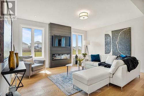 2578 Buroak Drive, London, ON - Indoor Photo Showing Living Room