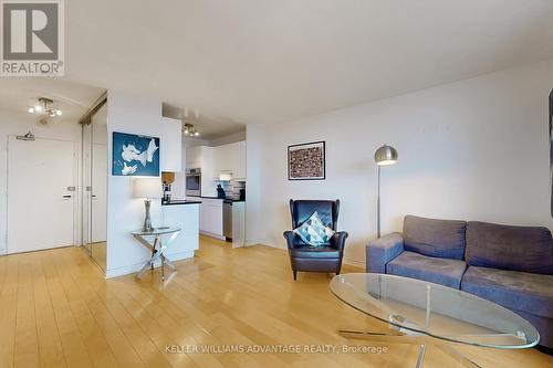 1608 - 40 Homewood Avenue, Toronto, ON - Indoor Photo Showing Living Room