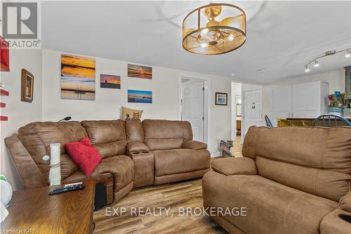 A & B - 185 Elm Street, Gananoque, ON - Indoor Photo Showing Living Room