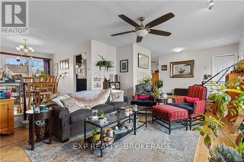 A & B - 185 Elm Street, Gananoque, ON - Indoor Photo Showing Living Room