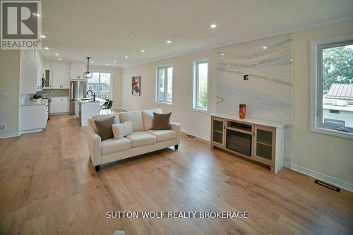 28 Concord Street, Strathroy-Caradoc (Se), ON - Indoor Photo Showing Living Room