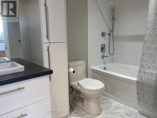 214 - 399 Spring Garden Avenue, Toronto, ON - Indoor Photo Showing Bathroom