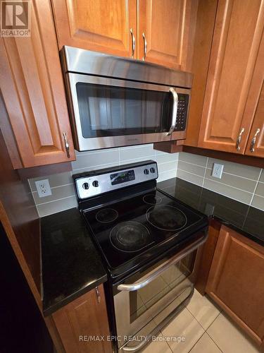 401 - 151 Upper Duke Crescent, Markham, ON - Indoor Photo Showing Kitchen