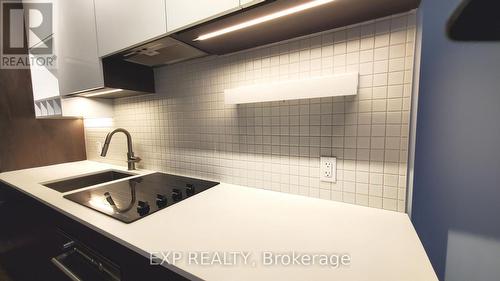 6005 - 950 Portage Parkway, Vaughan, ON - Indoor Photo Showing Kitchen