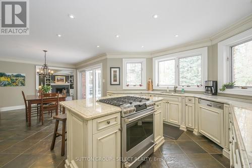 27 Heathdale Court, London, ON - Indoor Photo Showing Kitchen With Upgraded Kitchen