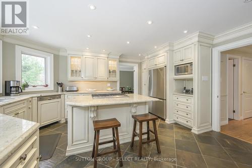 27 Heathdale Court, London, ON - Indoor Photo Showing Kitchen With Upgraded Kitchen