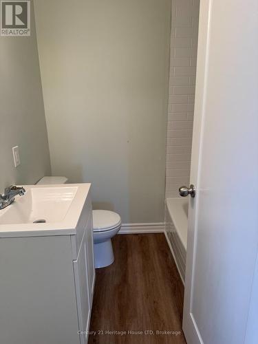 4768 St Lawrence Avenue, Niagara Falls (210 - Downtown), ON - Indoor Photo Showing Bathroom