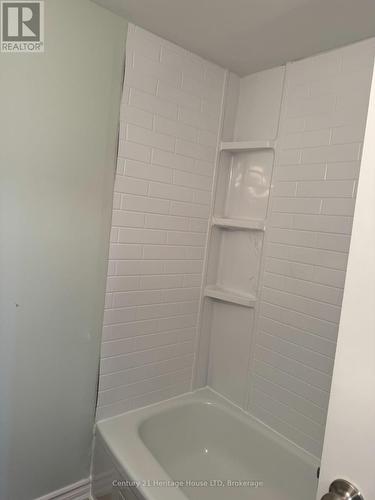 4768 St Lawrence Avenue, Niagara Falls (210 - Downtown), ON - Indoor Photo Showing Bathroom